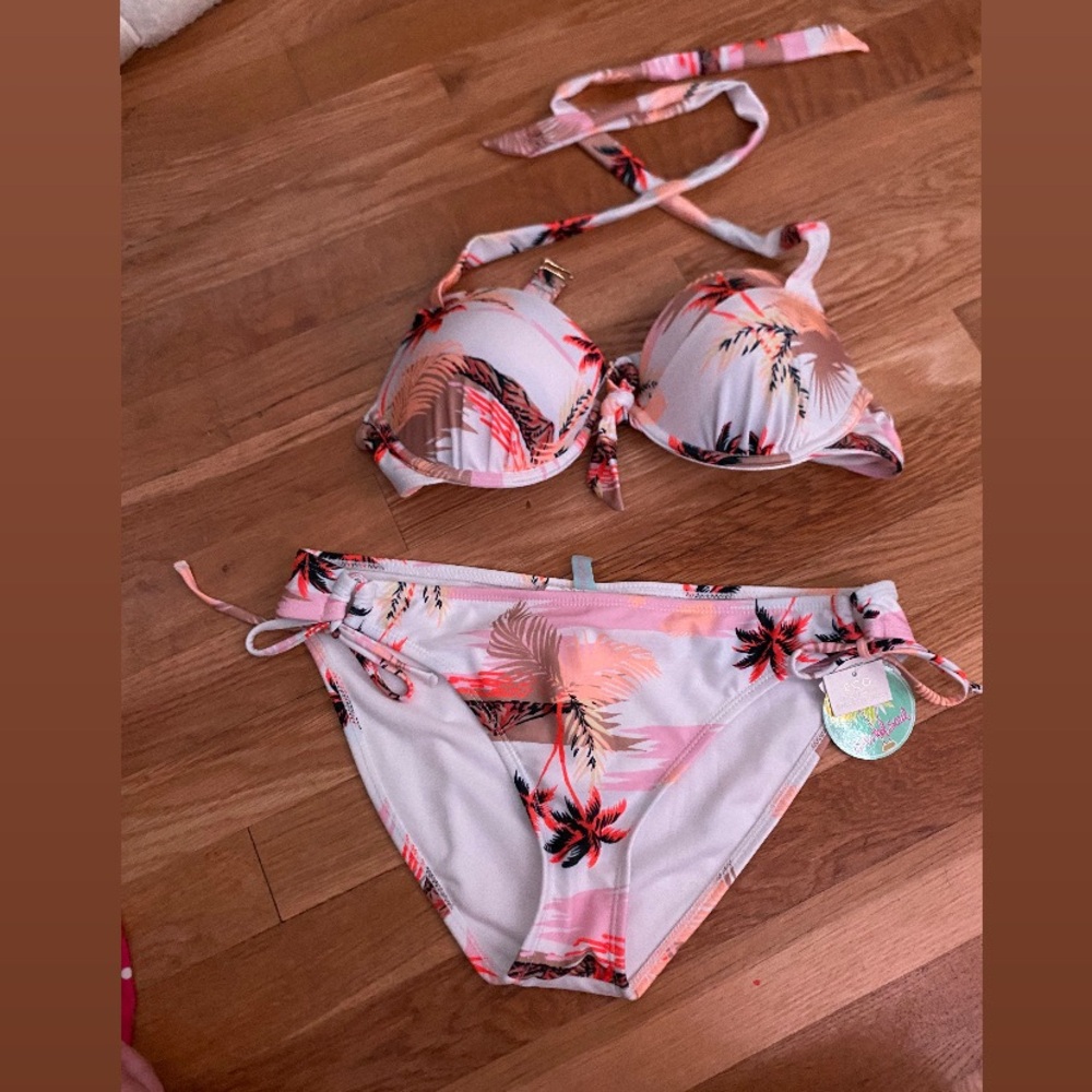 Super cute beachy swimsuit looks super good with a tan !!